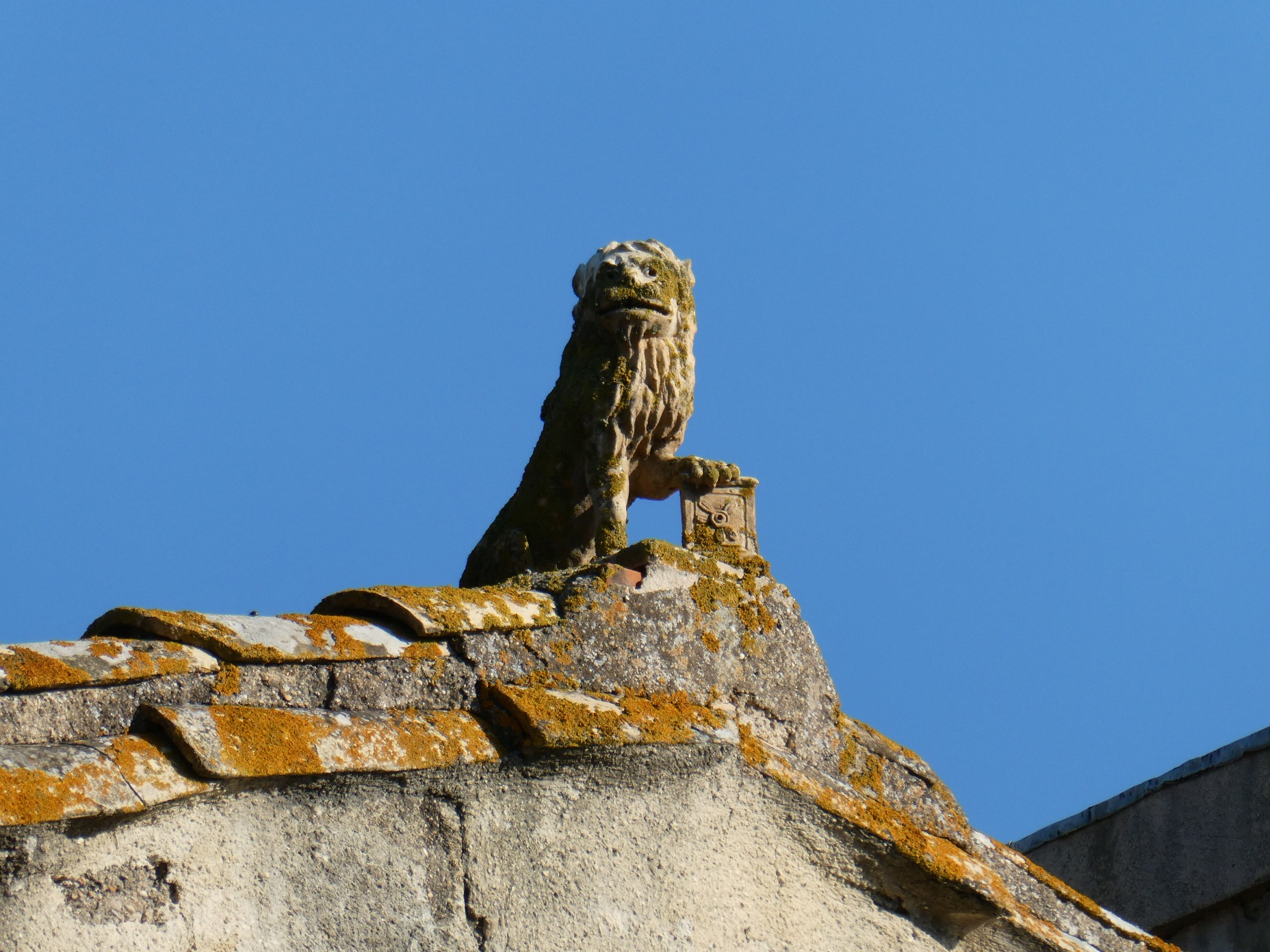 Prieuré Saint Martial (lion on the roof)